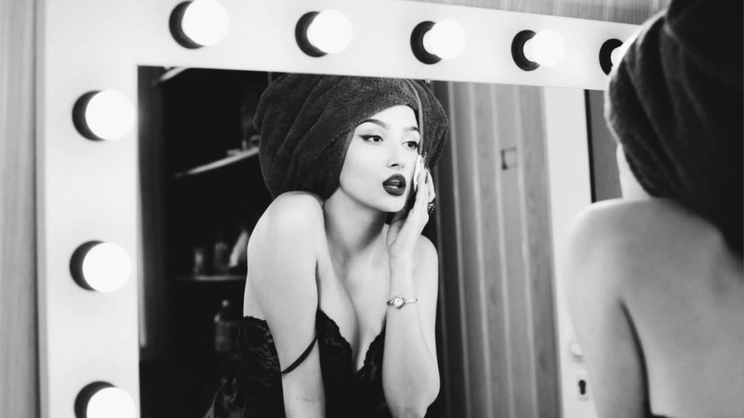 Serena Nicodin, ploieșteanca admirată de mii de fani pe internet: “Salariile mici din România sunt principalul motiv pentru care fac ceea ce fac” 2 Serena Nicodin, interviu, onlyfans, Ploiești, Colegiul de Artă Carmen Sylva, creatoare de conținut, viața în România