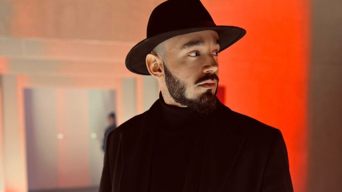 Victor Dorobanțu, interviu, serial, Netflix, Wednesday, ploieștean, Instagram, TikTok, Thing, celebritate, actor, burlac, Thing înjunghiat