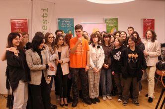 Spectacolul a fost organizat pentru a susține cauza Asociației R.O.Z, și anume sprijinirea femeilor care au primit un diagnostic oncologic.