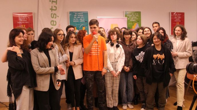 Spectacolul a fost organizat pentru a susține cauza Asociației R.O.Z, și anume sprijinirea femeilor care au primit un diagnostic oncologic.