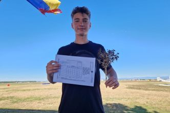 Dariu Dumitru, interviu, pilot, avion ultraușor, Aeroclub Teritorial Ploiești, la înălțime, Colegiul Național Mihai Viteazul, cursuri gratuite de zbor, cover