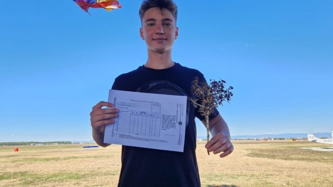 Dariu Dumitru, interviu, pilot, avion ultraușor, Aeroclub Teritorial Ploiești, la înălțime, Colegiul Național Mihai Viteazul, cursuri gratuite de zbor, cover