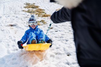 atașamentul anxios, relația copil părinte, consecințe, situații atașament, suferință, copil, zăpadă
