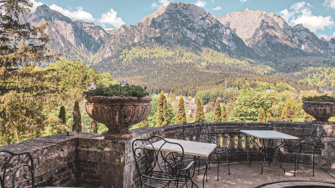 Castelul-Cantacuzino-serial-Wednesday-Netflix-preturi-pret-intrare-parere-turism-munti