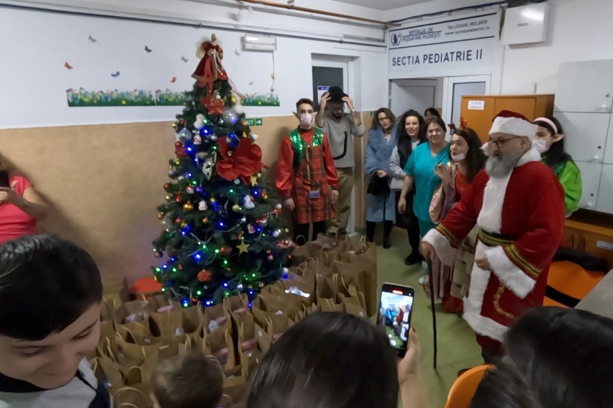 Moș Crăciun, copiii, pediatrie, spital, Ploiești, Spitalul de Pediatrie Ploiești, Anca Miu, cadouri