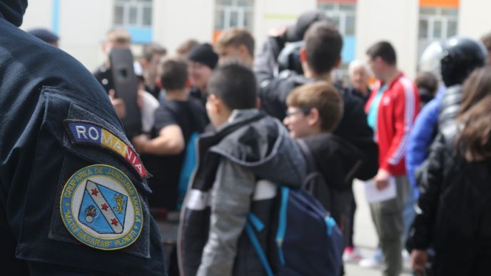 jandarmi grupare mobilă, Ploiești, misiune pentru educație, Matei Basarab, elevi și preșcolari, cover