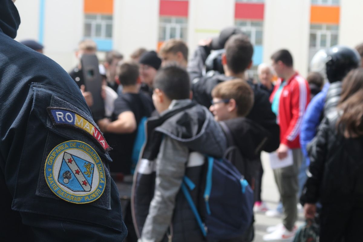 jandarmi grupare mobilă, Ploiești, misiune pentru educație, Matei Basarab, elevi și preșcolari, cover