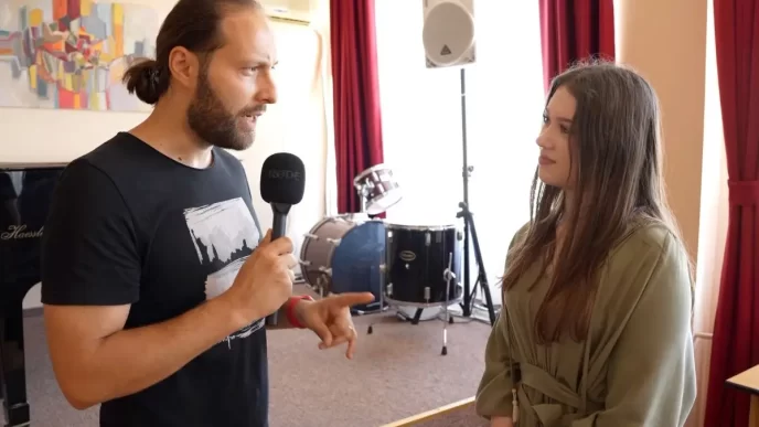Interviu cu Caroline Robert: “Fără pregătire nu cred că aș fi luat media 10 la bacalaureat” 14 Caroline Robert, interviu, media 10, elevă, Prahova, liceul de artă Ploiești, Carmen Sylva Ploiești, performanță