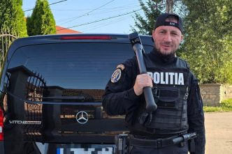 Marian Godină, reacție, cadouri pentru educatoare, grupul mămicilor, polițist local, postare Facebook