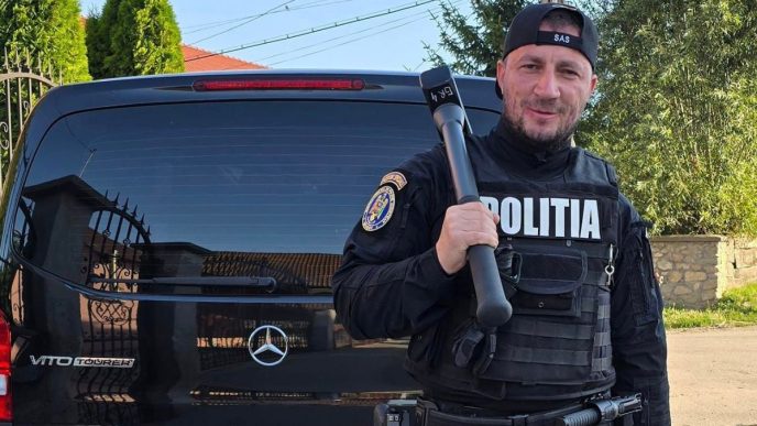 Marian Godină, reacție, cadouri pentru educatoare, grupul mămicilor, polițist local, postare Facebook