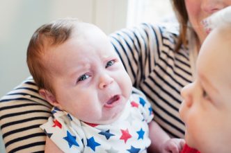 fetiță, 1 an și 3 luni, plânge la zgomote, aparare din casă, plânge la pediatru, plânge la bărbați străini, ce spun specialiștii, Cristina Geană, psiholog și logoped