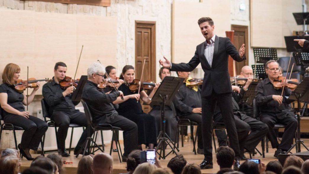 Povestea tenorului Mihai Iancu, tânărul ploieștean care a transformat întâlnirea cu muzica în Intermezzo Academy 2 interviu, Mihai Iancu, tenor, Ploiești, școală de muzică, Intermezzo Academy, orchestră