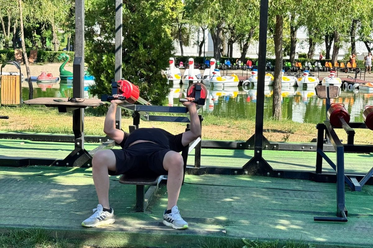 Top 6 activități de încercat în parcul de la Sala Sporturilor din Ploiești 9 Sală de forță în aer liber, într-un parc din Ploiești.