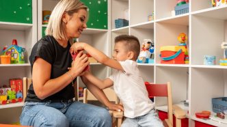 ecrane copii, utilizare ecrane, interacțiune adult-copil, dependență ecrane, limite timp ecran, monitorizare copii, dezvoltare copii, impact ecrane, Cristina Geană, Beautiful Mind