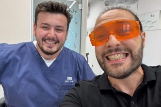 detartraj, Dent Estet Ploiești, medic stomatolog, Gabriel Zugravu, recomandare dentist Ploiești, aparat dentar, profilaxie dentară, tehnologia EMS, pulberi airflow