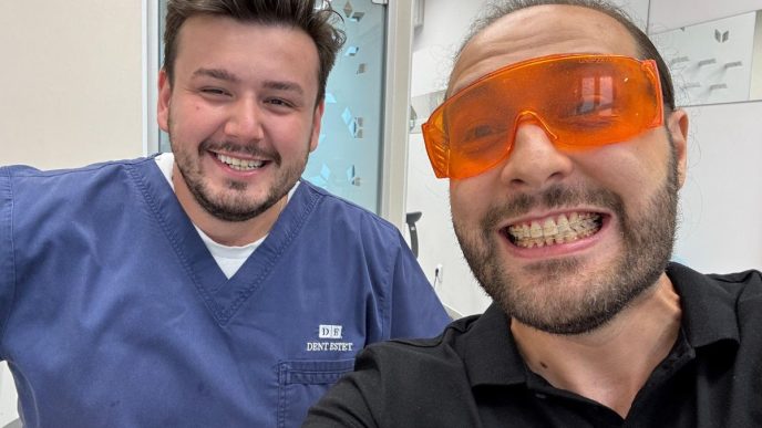 detartraj, Dent Estet Ploiești, medic stomatolog, Gabriel Zugravu, recomandare dentist Ploiești, aparat dentar, profilaxie dentară, tehnologia EMS, pulberi airflow