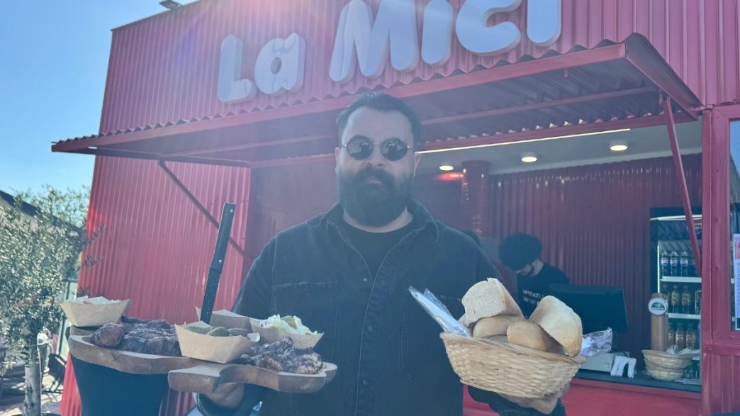 Cosmin Bujdei, La Mici, Piața Artizante, Păulești, meniu La Mici, cât costă un mic, platou cu carne, grătar Păulești