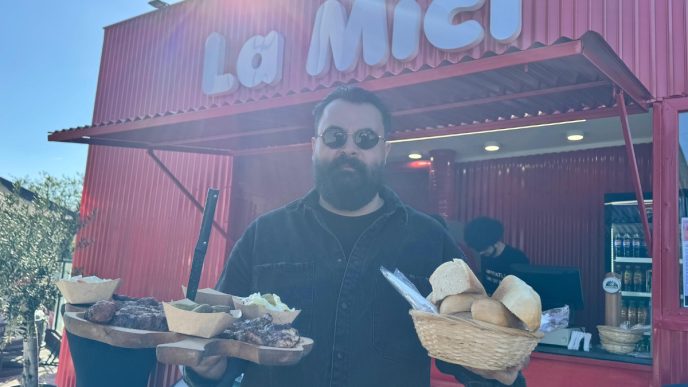 Cosmin Bujdei, La Mici, Piața Artizante, Păulești, meniu La Mici, cât costă un mic, platou cu carne, grătar Păulești
