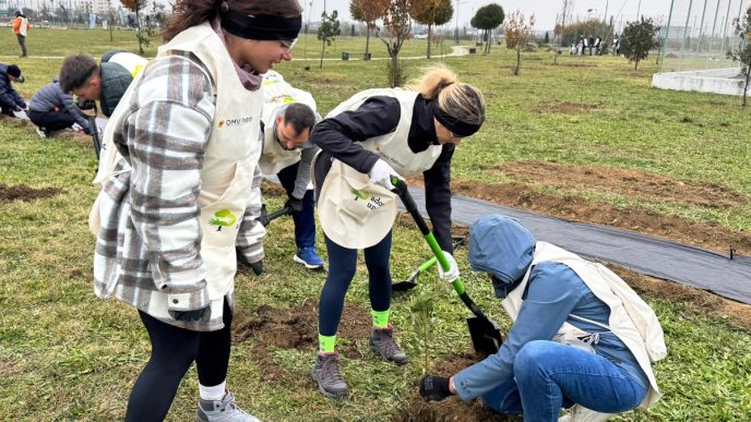 Au fost plantați 2500 de copaci în Parcul Municipal Ploiești Vest. Adoptă un copac și pune stop poluării - VIDEO 4 Adoptă un copac, plantare copaci, Asociația Viitor Plus, 2500 copaci, Parcul Municipal Ploiești Vest, cum se plantează un copac