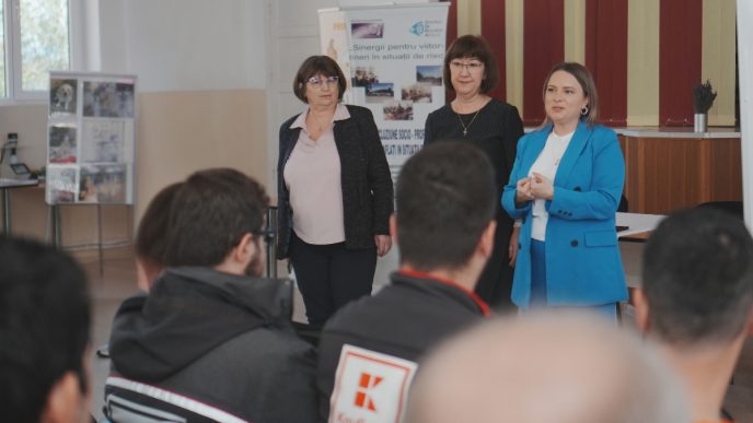 Viitorul agriculturii prinde rădăcini pentru elevii din Liceul Tehnologic din Valea Călugărească. Proiectul PRACTILAND 8 Asociația pastel, Practiland, Liceul Tehnologic Valea Călugărească, dotare laborator, laborator de microbiologie, analiza solului, agricultură, Andreea Oprea, director Mihaela Barbu, cover