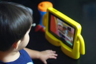 renunțare ecrane, sfat specialist, dezvoltare copil, recuperare, dependența de telefon, Cristina Geană, Beautiful Mind, ecran bebe