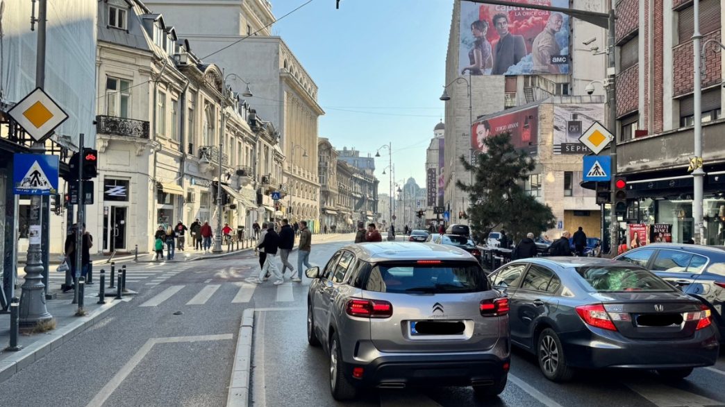 Cum funcționează semaforul pentru bicicliști versus cel pentru autoturisme de pe Calea Victoriei din București - VIDEO 2 semafoare, semafor pentru bicicliști, trafic, Calea Victoriei, intersecția Victoriei cu Doamnei, cum funcționează semafoarele, București, Sector 3