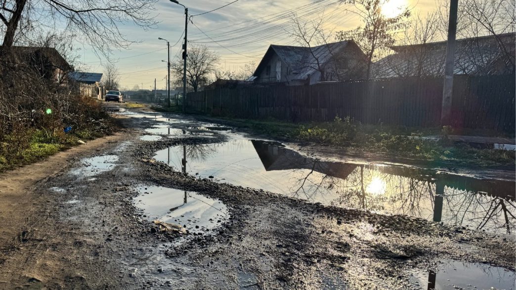 Strada Văii din Ploiești: Copiii înoată prin noroaie, iar apa, canalizarea și salubritatea întârzie să apară - VIDEO REPORTAJ 2 Strada Văii, Ploiești, băltoacă