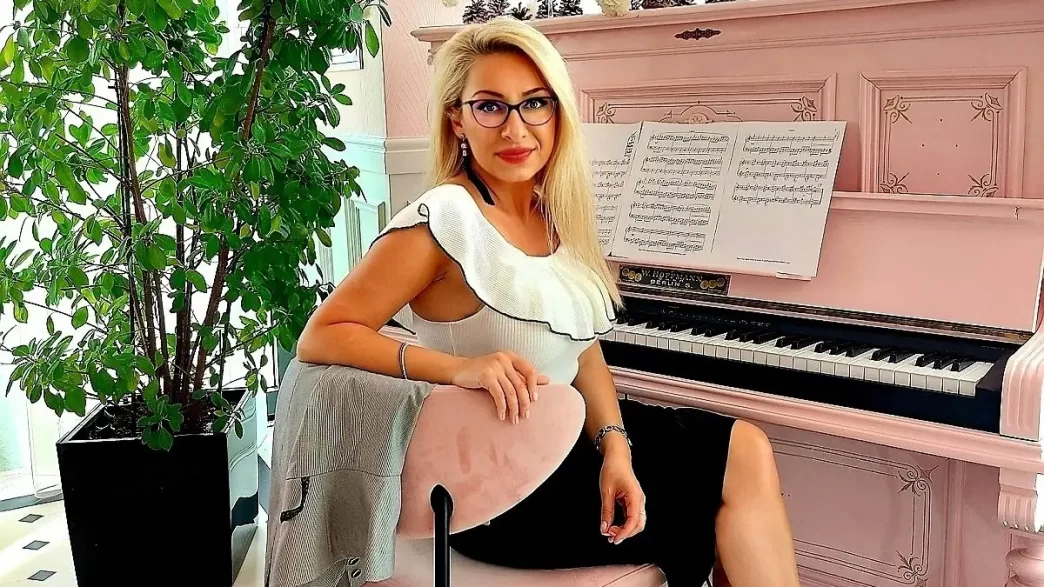 Raluca Fricosu, The Piano Lady, pianistă, muzică, interviu, educație muzicală, pian solo, voce pian, carieră artistică, musical Chicago, Românii au Talent, partitură