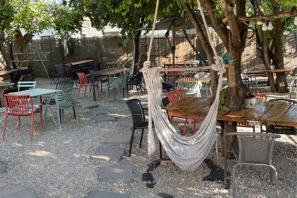 O grădină urbană din Ploiești găzduiește prima petrecere de tip Silent Party. Detalii despre eveniment 1