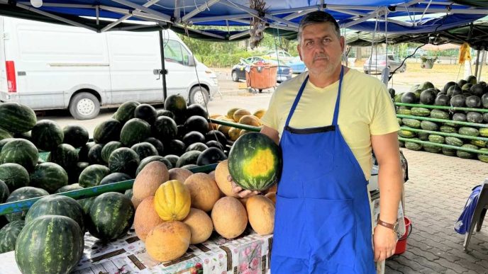 Cum alegem un pepene gustos din piață? Interviu cu domnul Titi, comerciant cu 30 de ani de experiență 6 comerciant, piață, Piața Nord, Ploiești, domnul Titi, Gheorghe Nicolae, cum alegi pepenele, pepene verde, interviu, pepene la piață