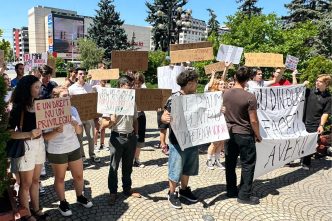 protest, burse, Ploiești, Consiliul Județean Prahova, mesaje tineri, studenți Ploiești, proteste studenți Ploiești, grup