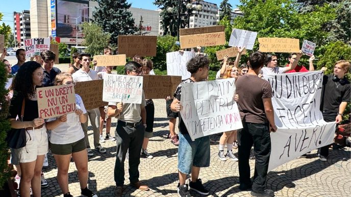 protest, burse, Ploiești, Consiliul Județean Prahova, mesaje tineri, studenți Ploiești, proteste studenți Ploiești, grup