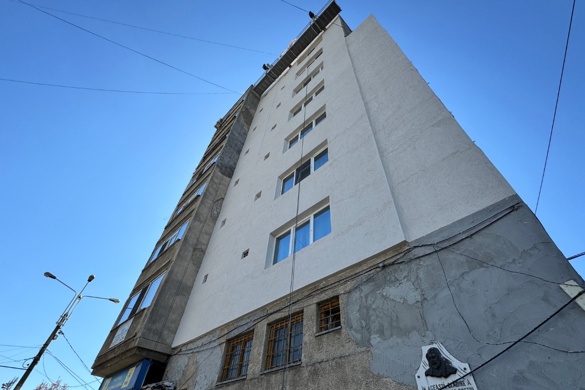 Adio, pericol! Fațada laterală a blocului cu 7 etaje din Ploiești a fost reparată - FOTO 3