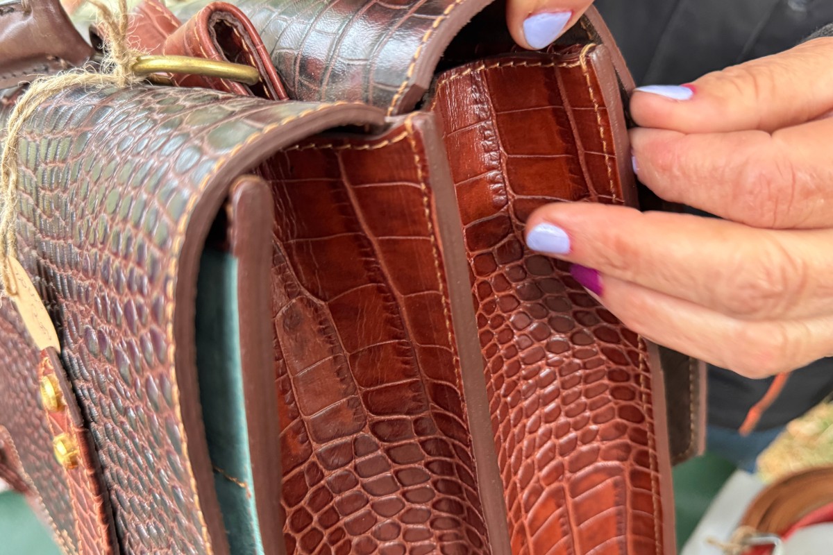 Costă 20.000 de lei și a fost poate cel mai scump accesoriu vestimentar de la Karpatia Horse Show 2025. Video cu geanta din piele, lucrată manual 1