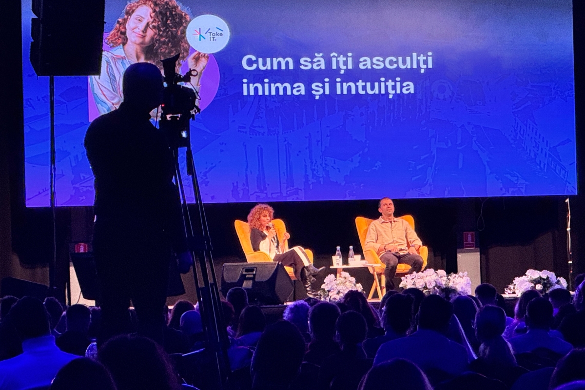 Lolita, artistă AI, pe scena evenimentului TakeIT de la Brașov 3