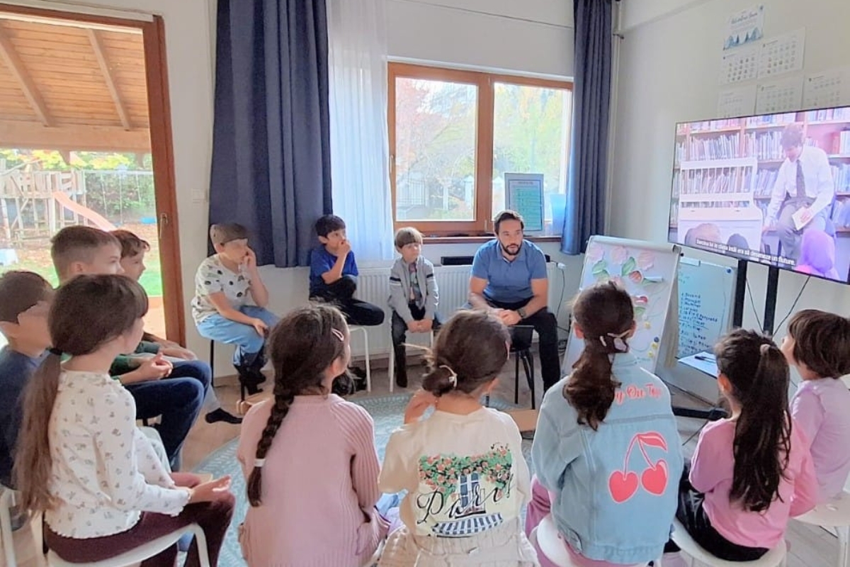 Altus 21, școala unde copiii nu iau note, ci învață să fie eroi în propriile lor vieți. Interviu cu Iulian Șerban, fondatorul școlii din Ploiești 3 Altus 21, școala unde copiii nu iau note, ci învață să fie eroi în propriile lor vieți. Interviu cu Iulian Șerban, fondatorul școlii din Ploiești 1