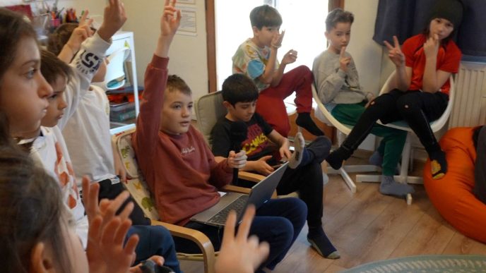 O zi alături de eroii de la școala alternativă Altus 21 din Ploiești 8 Altus 21, școală alternativă, școală Ploiești, prezentare video, erou, Acton Academy, dezbateri, Iulian Șerban, cover