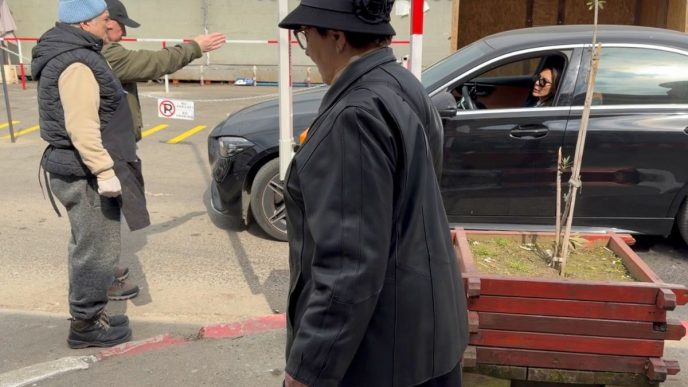 Hale și Piețe explică sistemul cu 2 bariere din parcarea Halelor Centrale Ploiești, după filmarea de pe Facebook 10 Hale și Piețe, Ploiești, acces parcare, două bariere, filmare, reacții Facebook, captură ecran, video cu șoferița nedumerită