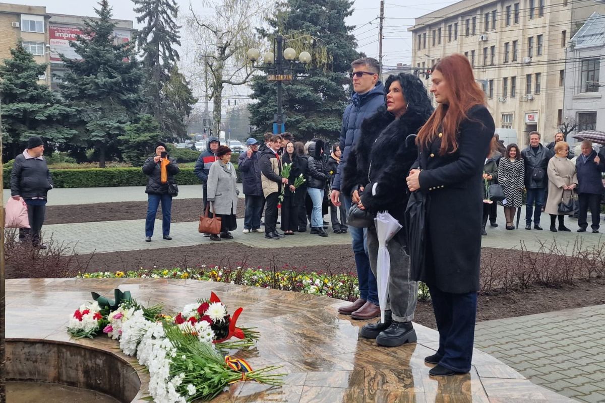 Mihaela Rus, Teatrul Toma Caragiu, Ploiești, Nichita Stănescu, 93 ani, scriitor, cover