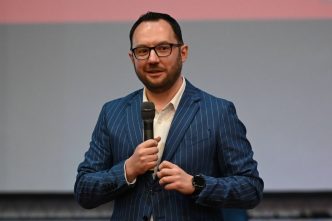 drept la replică, Ionuț Urzeală, director, CS alPHa Prahova, scuturi medicale, sport, profesor, educație fizică, cover