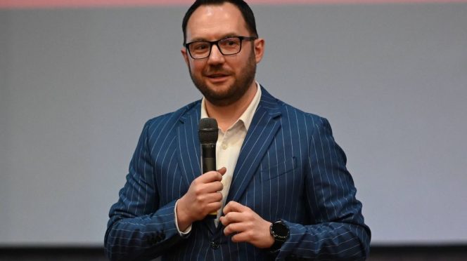 drept la replică, Ionuț Urzeală, director, CS alPHa Prahova, scuturi medicale, sport, profesor, educație fizică, cover