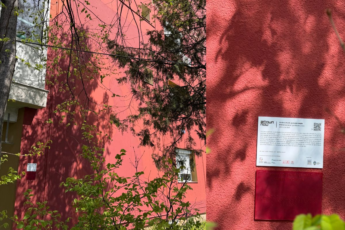 Muralul din Ploiești "Unde-s mulți, puterea crește", criticat public. Ce a vrut să transmită Elléna Lourens 4 Muralul din Ploiești "Unde-s mulți, puterea crește", criticat public. Ce a vrut să transmită Elléna Lourens 2