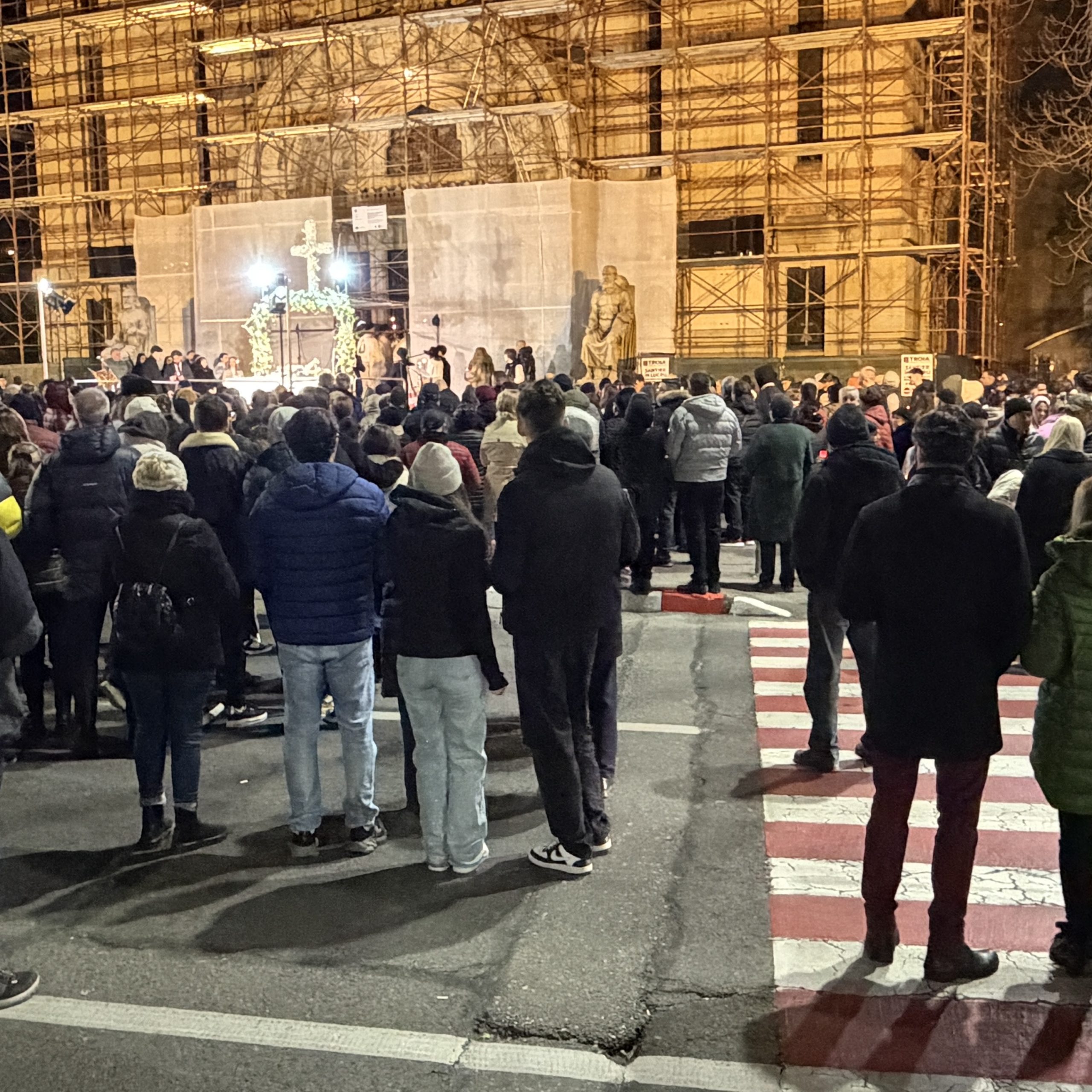 Lumina Sfântă a Învierii, selfie-uri cu Tzancă Uraganu și simplitate marca Polițeanu 5