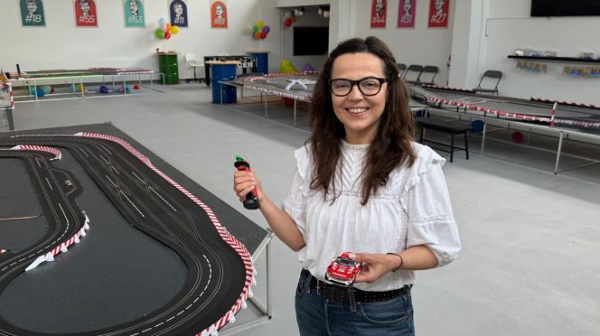 Liliana Drăghici, Fun Point Ploiești, curse cu mașinuțe, slot racing, Carrera Digital, afacere locală, afaceri Ploiești, utilaje construcții copii, timp liber Ploiești
