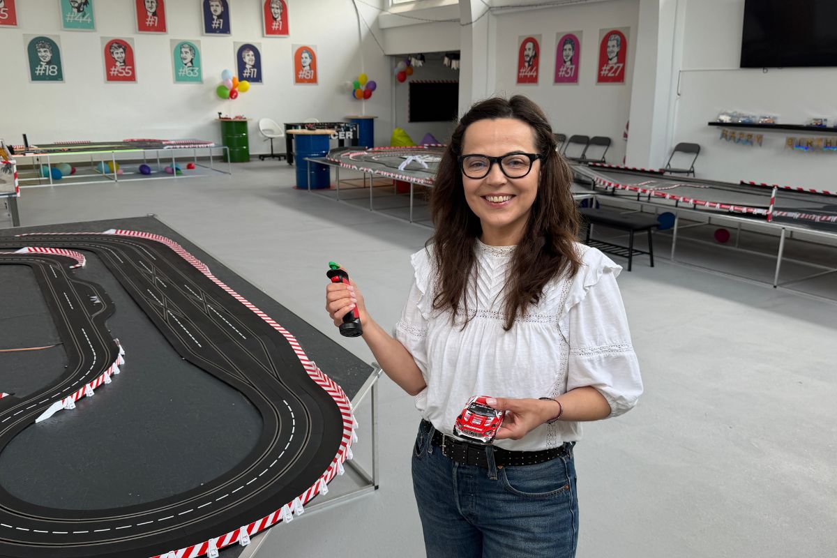 Liliana Drăghici, Fun Point Ploiești, curse cu mașinuțe, slot racing, Carrera Digital, afacere locală, afaceri Ploiești, utilaje construcții copii, timp liber Ploiești
