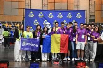Echipa de robotică Ro2D2 din Ploiești cu trofeul Inspire Award la Michiana Premier Event 2026