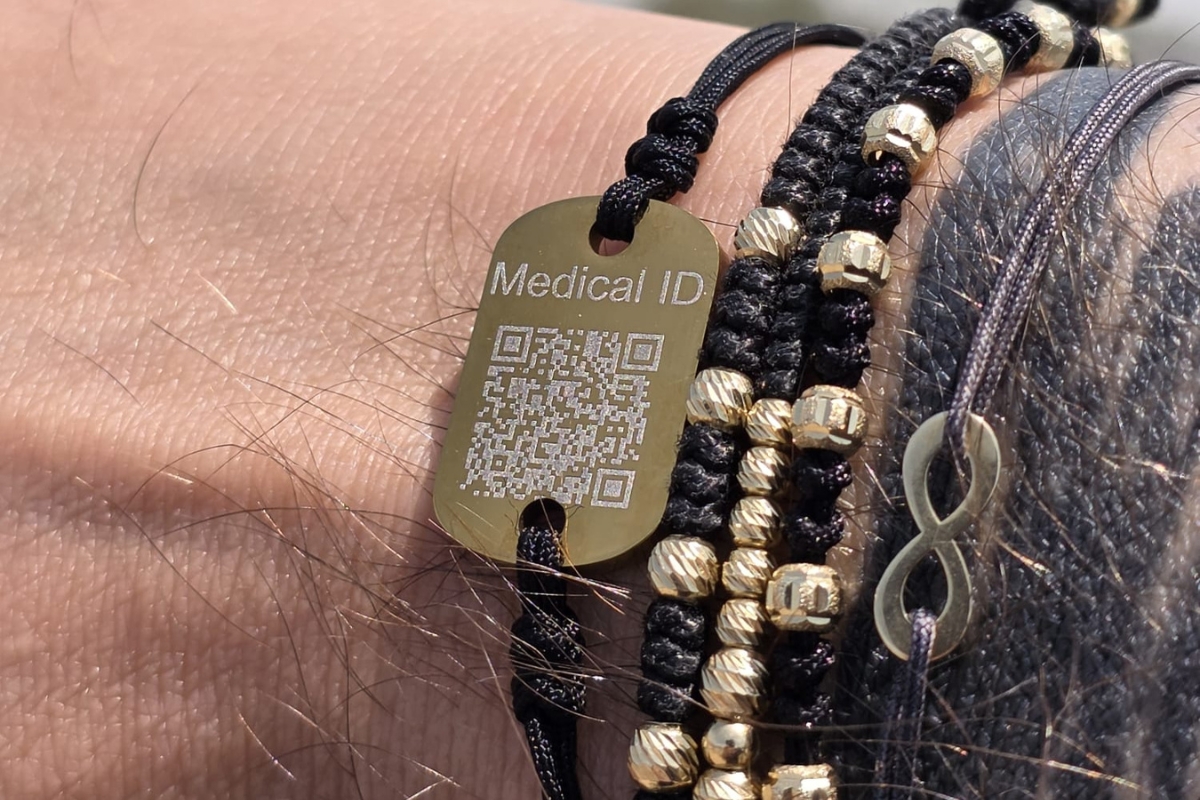 Un vâlcean stabilit în Ploiești a creat o brățară cu cod QR care poate salva vieți. Interviu Dani Trancă 5 Un vâlcean stabilit în Ploiești a creat o brățară cu cod QR care poate salva vieți. Interviu Dani Trancă 3