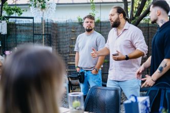 Antreprenori la ediția 2 a comunității Wake up Ploiești, la cafeneaua Zaț