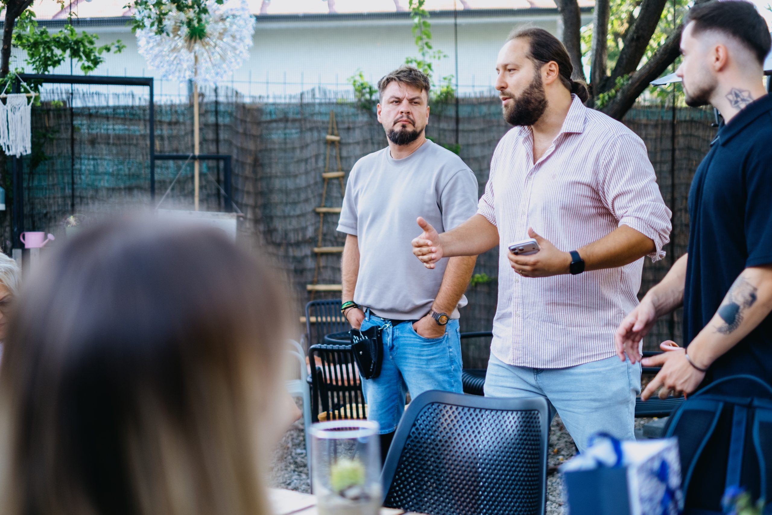 Antreprenori la ediția 2 a comunității Wake up Ploiești, la cafeneaua Zaț