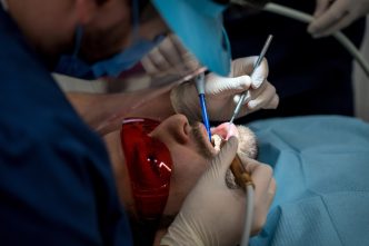 Rezultatul după 3 ani de aparat dentar cu safir. Tratamentul a pornit de la o problemă de ocluzie, nu de la estetică.